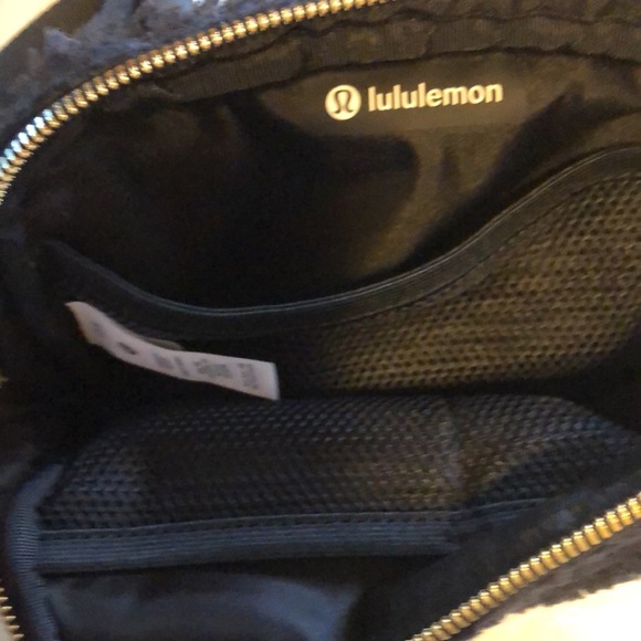 Lululemon Everywhere blk Fleece BeltBag Gold tone hardware - Picture 12 of 13